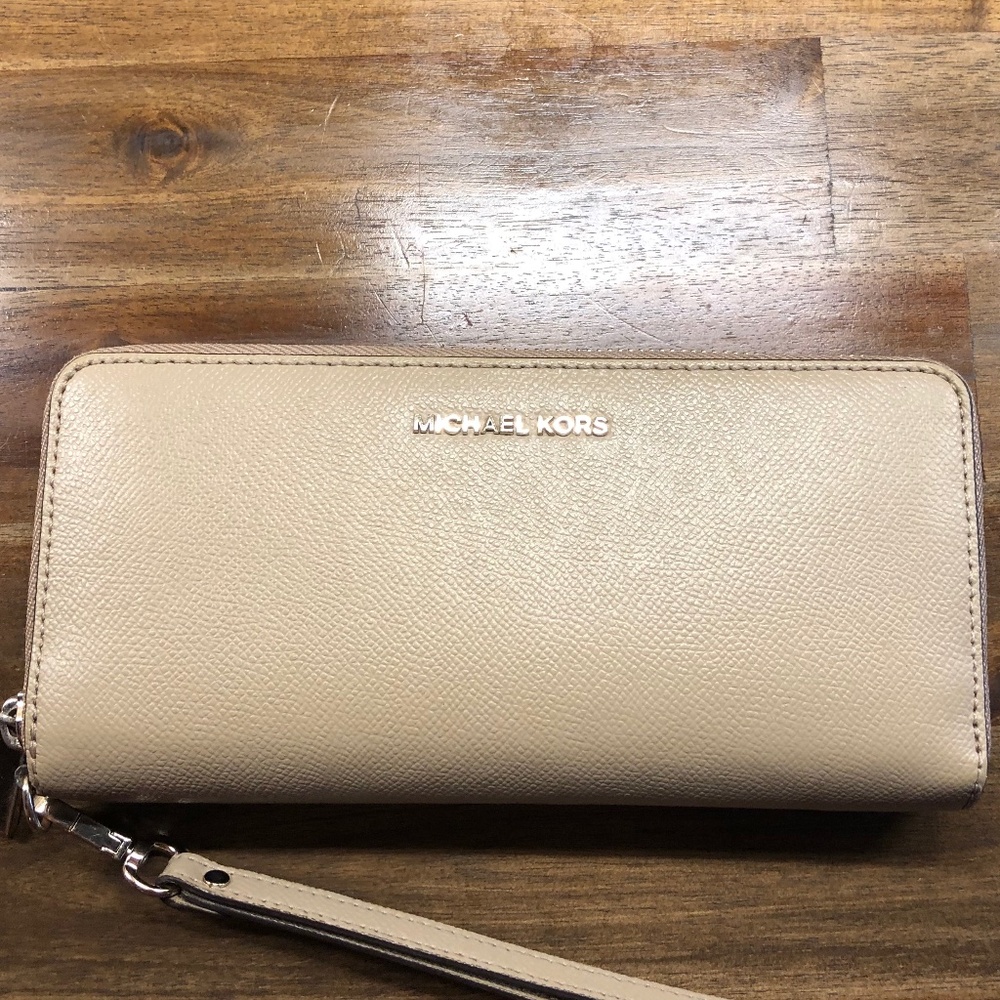 Micheal Kors Large continental wallet zipper closure